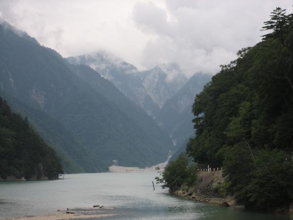 高瀬ダムから針の木岳、らへんを望む。